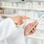 farmaceuta trzymający laptop