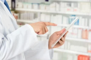 farmaceuta trzymający laptop