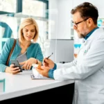 kobieta kupująca w aptece